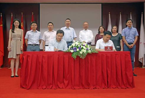 由鲁迅美术学院副院长张庆波教授和beat365正版唯一官网副院长于瑞云教授为联合实验室签约4